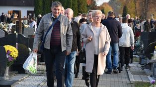 Knurów: Tłumy na cmentarzu parafialnym. Pamiętają o swoich bliskich, którzy już odeszli