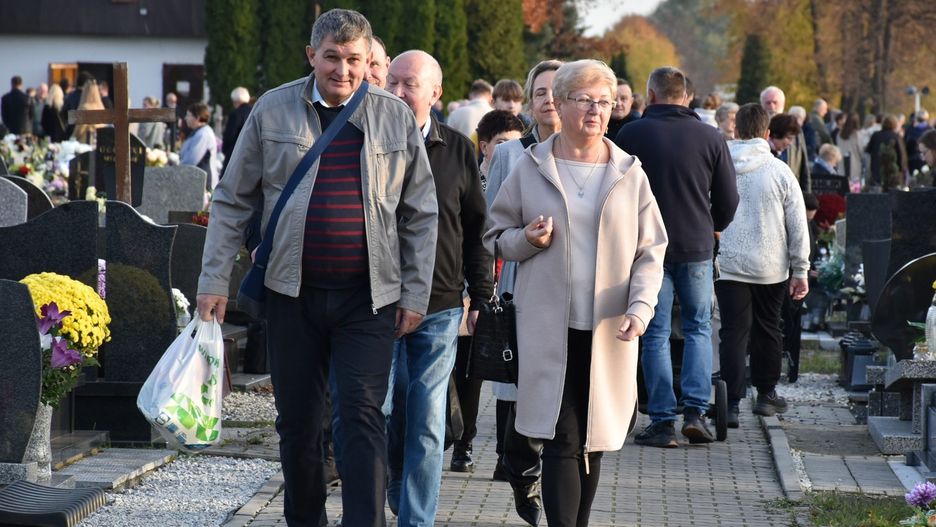 1 listopada w dniu Wszystkich Świętych cmentarz parafialny przy ulicy 1 Maja odwiedziły setki, o ile nie tysiące ludzi