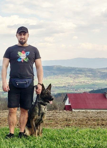 Na co dzień Kamil Ciapała pracuje jako opiekun psa na krakowskim lotnisku