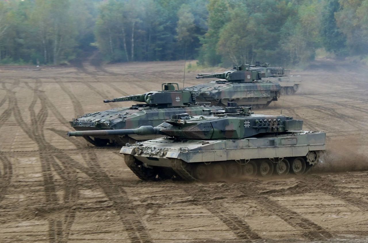 Niemiecki czołg Leopard 2 i bojowe wozy piechoty Puma