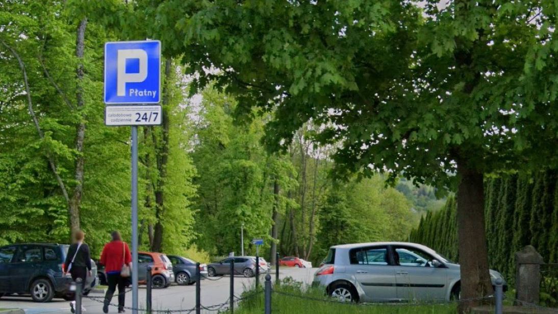 Pani Krystyna słono zapłaci za wizytę na cmentarzu 