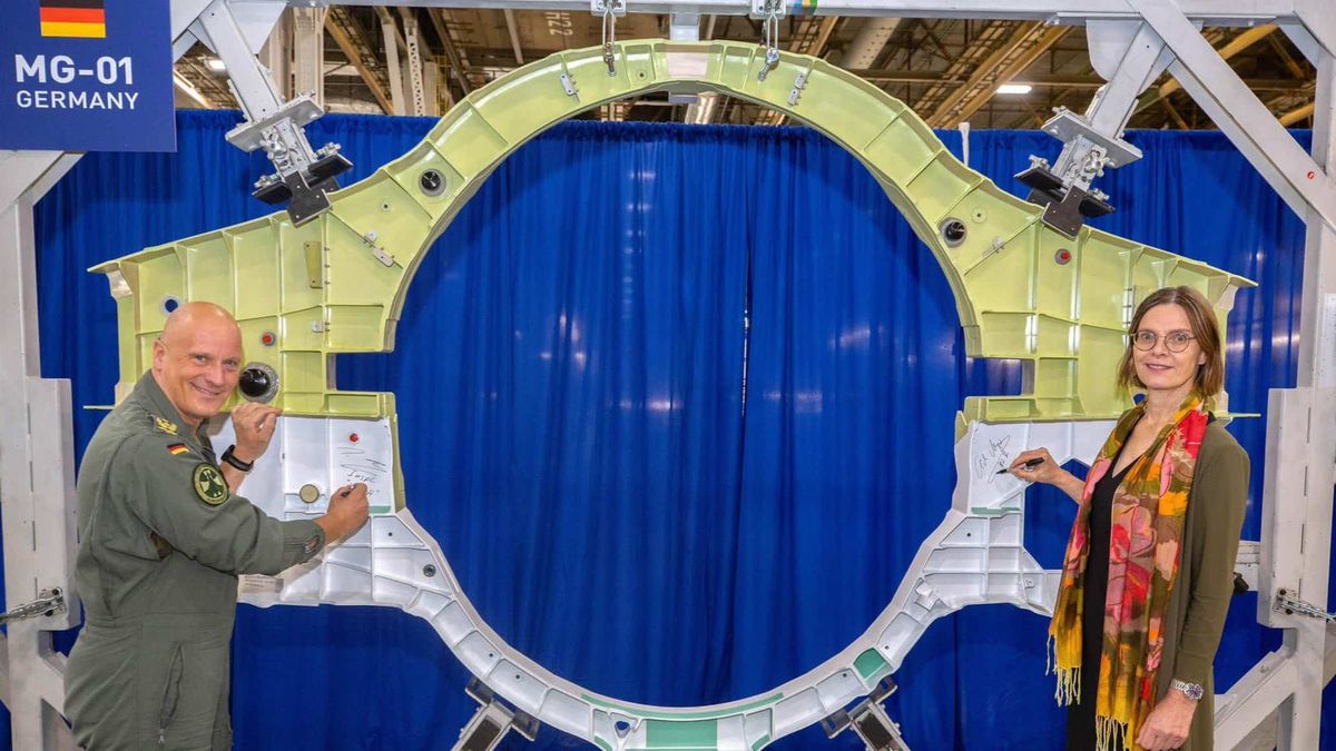 Dowódca niemieckich sił powietrznych gen. Ingo Gerhartz podpisuj