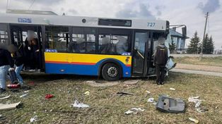 Nowe Gulczewo: Kolizja autobusu miejskiego z osobówką. Siedem osób trafiło do szpitala