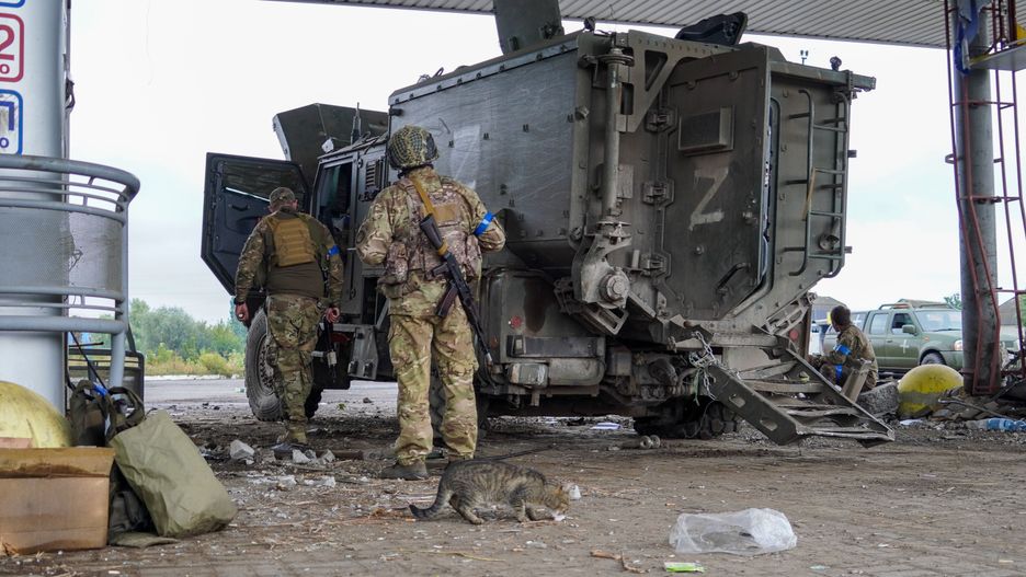 Izium, Ukraina, 12.09.2022. Zniszczony rosyjski sprzęt wojskowy na ulicach wyzwolonego w wyniku kontrofensywy wojsk ukraińskich Iziuma (obwód charkowski), 12 bm. Trwa inwazja Rosji na Ukrainę. (amb) PAP/Alena Solomonova