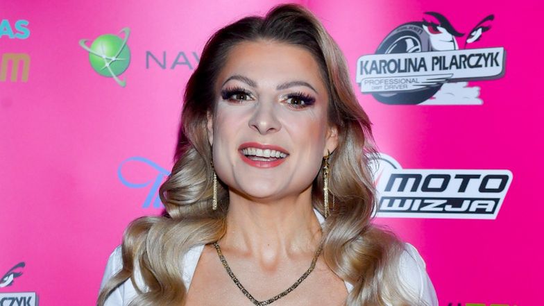 Magdalena Narożna pokazuje brzuch na ściance