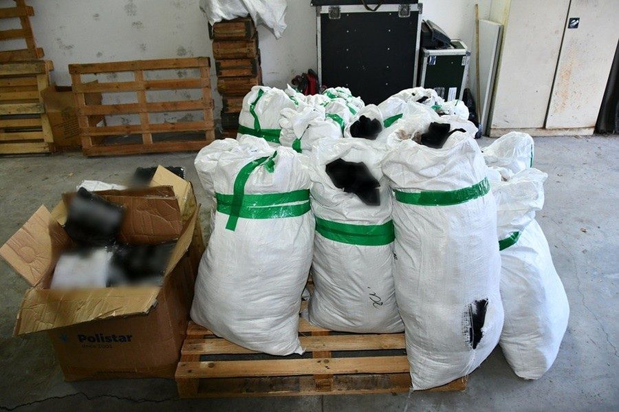 Opole Lubelskie: Tysiące podróbek perfum i odzieży. Akcja na targowisku i przy S19