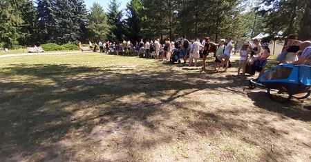 Piekielne kolejki. Stoją w żarze ponad godzinę, żadnego dystansu. Wszystko dla chwili ochłody