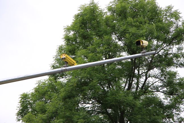 Żółte kamery nie są częścią infrastruktury drogowej. Służą do pomiaru prędkości.
