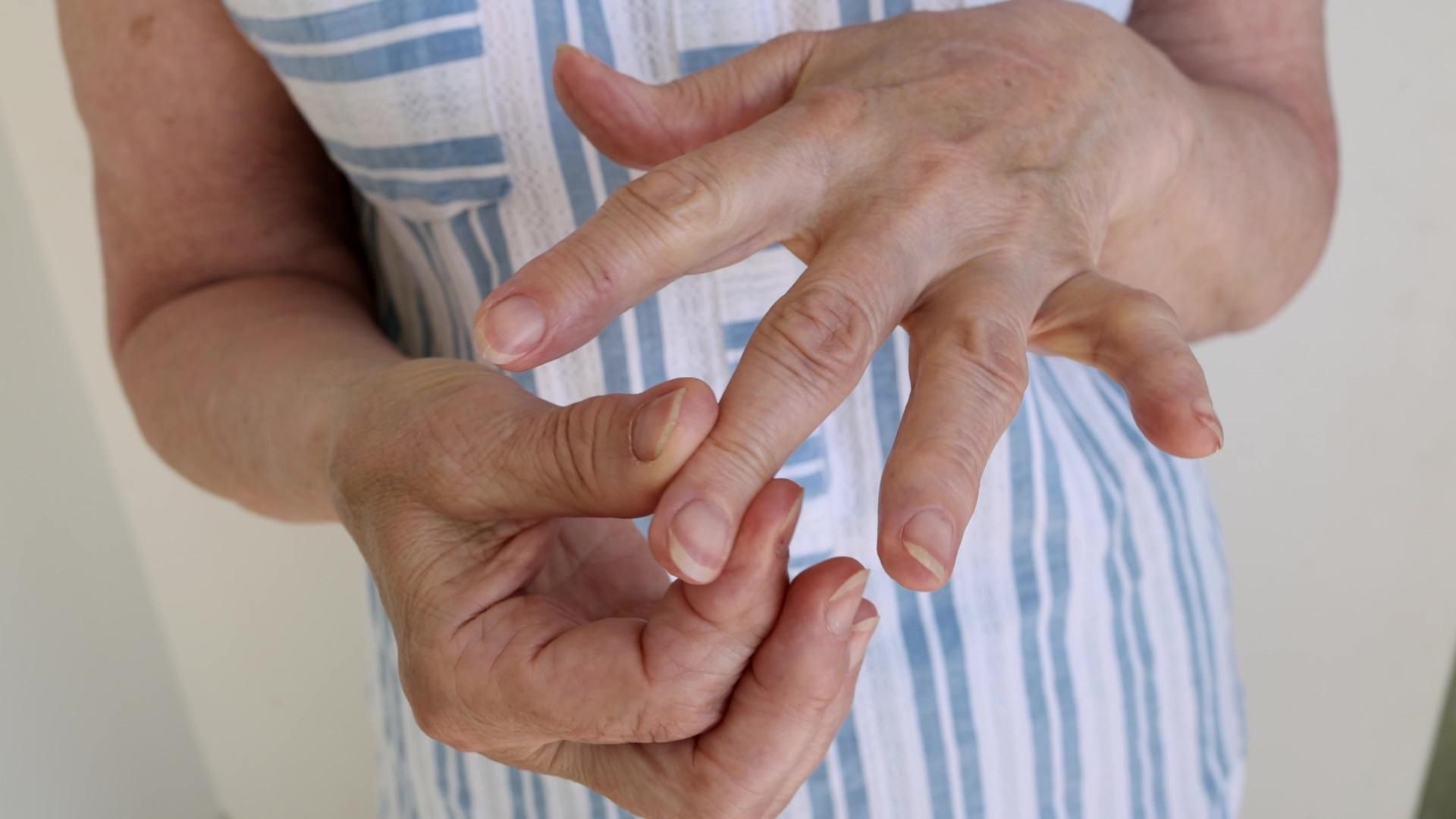 Bóle stawów mogą wskazywać na zwyrodnienie lub choroby zapalne stawów