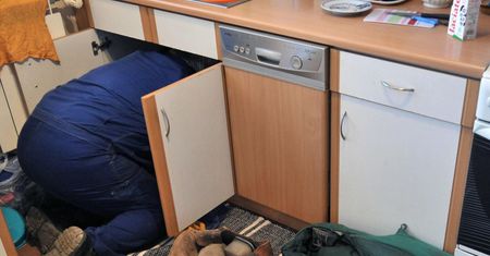 Przetkanie rury za 250 zł. Gigantyczne zarobki warszawskich hydraulików