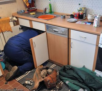 Przetkanie rury za 250 zł. Gigantyczne zarobki warszawskich hydraulików