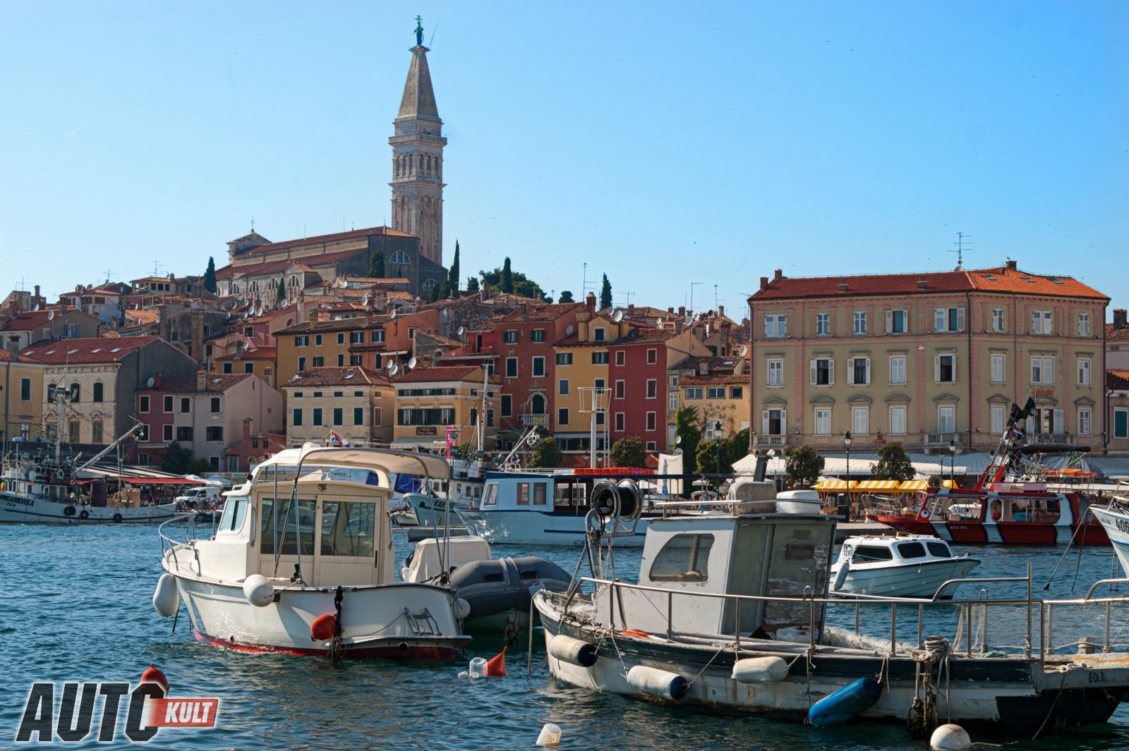 Port i Starówka Rovinj w tle, miasteczko ma niesamowity urok.