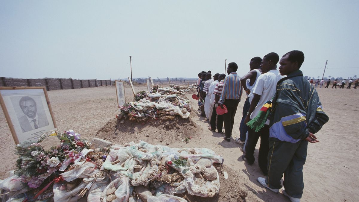 kibice oddający hołd piłkarzom reprezentacji Zambii, którzy zginęli w katastrofie lotniczej