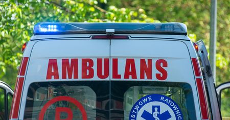 Nowy Sącz. Karetka jadąca na sygnale zderzyła się z osobowym seatem. Ambulans wywrócił się na bok. Są ranni