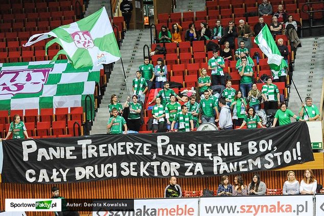 Kibice stoją murem za trenerem Krzysztofem Stelmachem. Przed pierwszym gwizdkiem pojawiły się dwa transparenty - jeden widzimy wyżej, drugi był skierowany do zawodników i brzmiał "Panowie! Bez jaj!", który miał nawiązywać do atmosfery prezentowanej przez zespół. Oba plakaty po meczu zostały wręczone drużynie.