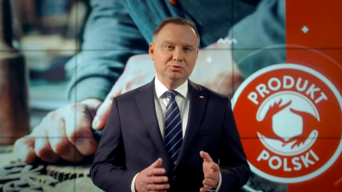 W spocie Andrzeja Dudy w tle znalazło się nielegalne logo.