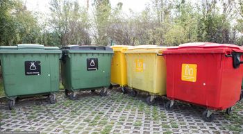 Na cmentarzach pojawiają się czerwone pojemniki. Co do nich wrzucać?