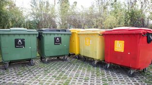 Na cmentarzach pojawiają się czerwone pojemniki. Co do nich wrzucać?