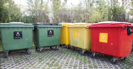 Na cmentarzach pojawiają się czerwone pojemniki. Co do nich wrzucać?