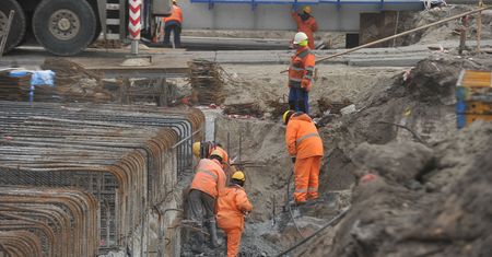 Tunel w Sulejówku z opóźnieniem. "Trzeba zrywać nawierzchnię"