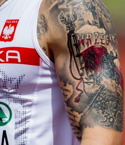 Tatuaż Jakuba Krzewiny przedstawiający bombardowanie Wielunia we wrześniu 1939 roku (fot. Ronald Hoogendoorn/Foto Olimpik/Newspix.pl)