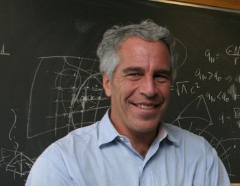 Był na sekcji zwłok Epsteina. Nie wierzy w samobójstwo