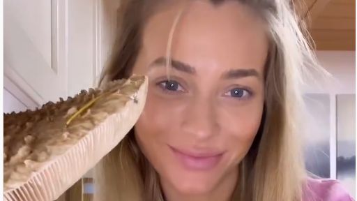 Marcelina Zawadzka przygotowuje kotlety z kani