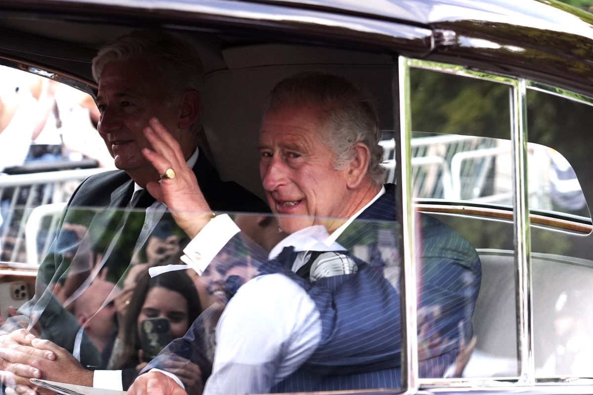 Tłumy Brytyjczyków witały króla Karola III w drodze do Buckingham