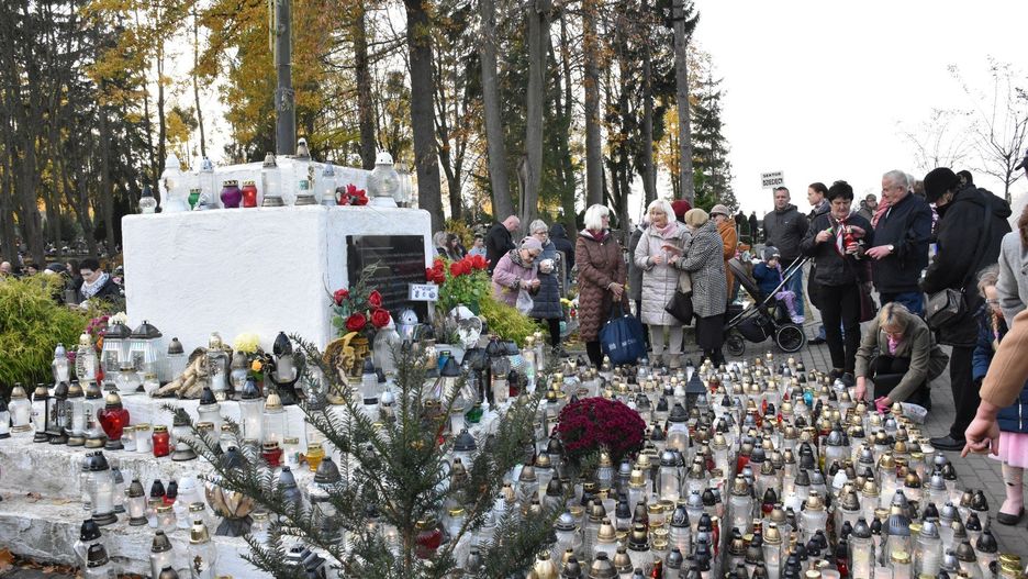 Wszystkich Świętych w Malborku. Procesja na cmentarzu