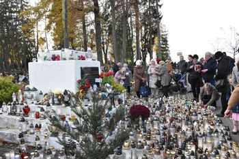 Malbork: Wszystkich Świętych 2025. Procesja żałobna jak zwykle przeszła na Cmentarzu Komunalnym