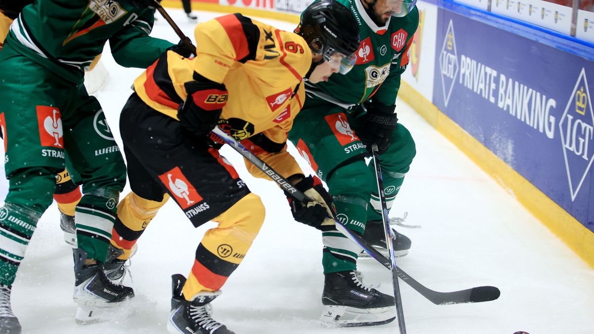 PAP / Jarek Praszkiewicz / Na zdjęciu: Mateusz Bryk (zielona koszulka) i Isac Hedovist