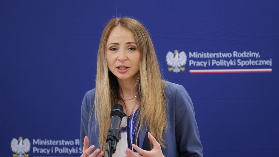 Warszawa, 24.05.2024. Minister rodziny, pracy i polityki społecznej Agnieszka Dziemianowicz-Bąk podczas spotkania ze stroną społeczną w Filii Bielańskiego Ośrodka Kultury przy ul. Estrady w Warszawie, 24 bm. Spotkanie dot. projektu ustawy, który wydłuża urlopy dla rodziców wcześniaków i dzieci hospitalizowanych po narodzinach. (jm) PAP/Paweł Supernak