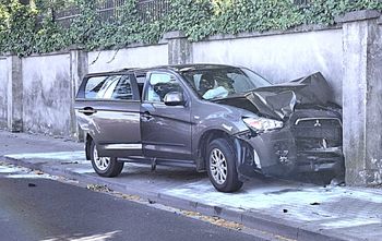 Wypadek w Oświęcimiu na ulicy Wysokie Brzegi. Samochód wbił się w mur cmentarza żydowskiego