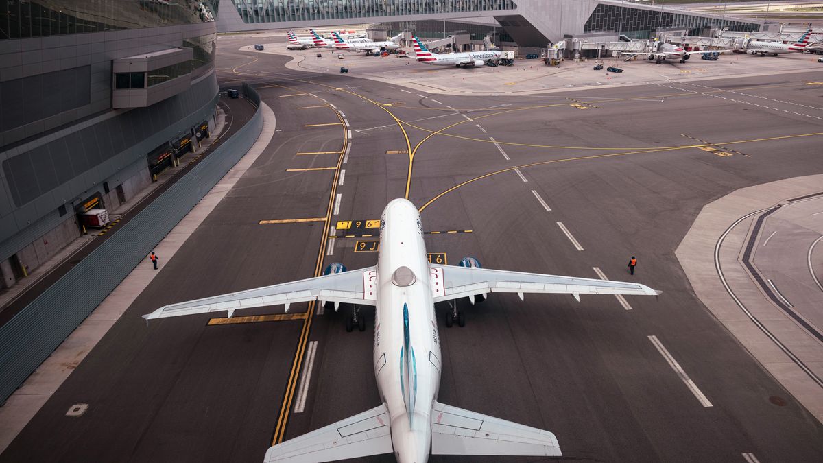 Na zdjęciu Airbus A320 amerykańskich linii JetBlue. Jeden z samolotów przewoźnika musiał ostatnio awaryjnie lądować