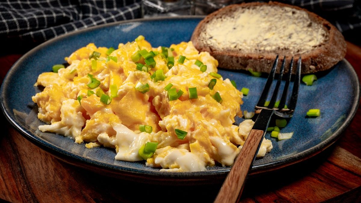 Podsmażam cebulę i wbijam jajka. Jajecznica i omlet nie mają szans