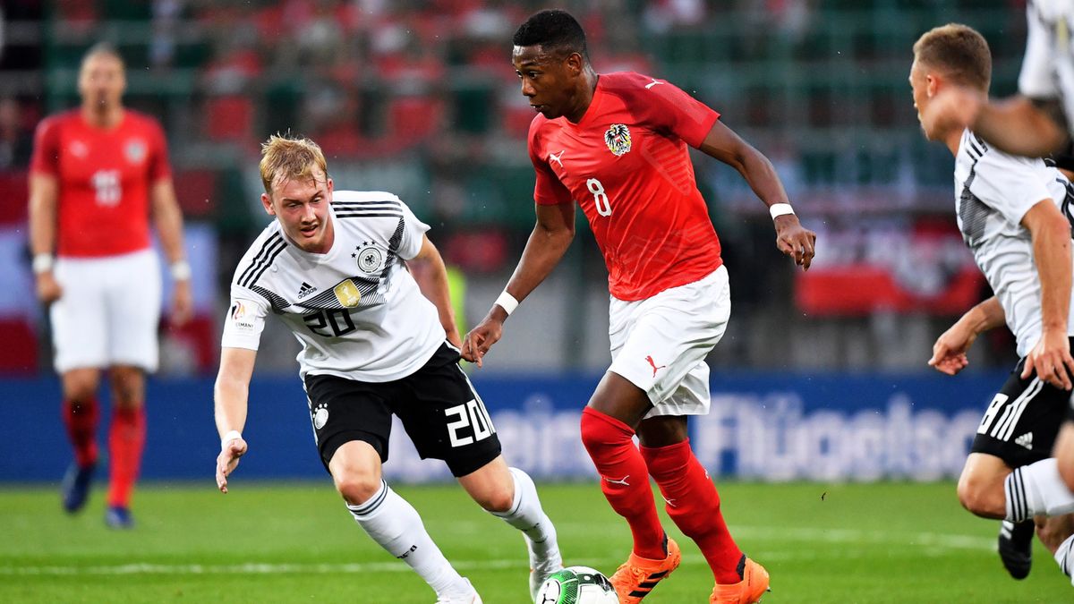 PAP/EPA / SASCHA STEINBACH  / Na zdjęciu: Julian Brandt (z lewej) oraz David Alaba (z prawej)