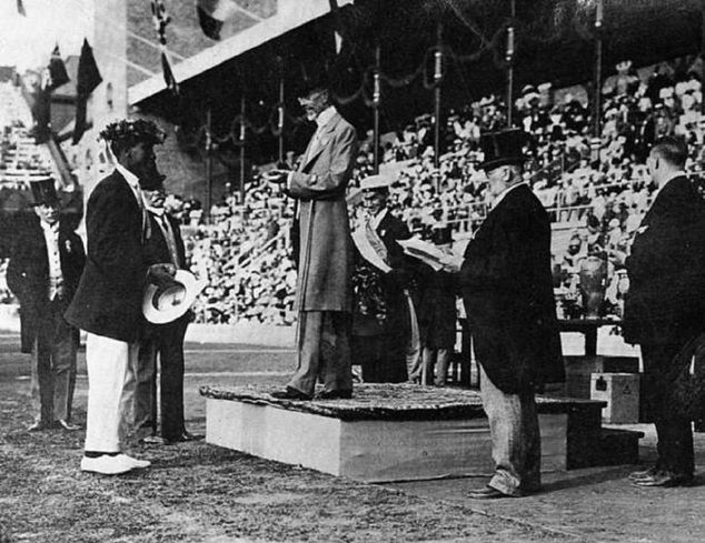 Król Gustaw wręcza medal olimpijski. Źródło: Wikipedia