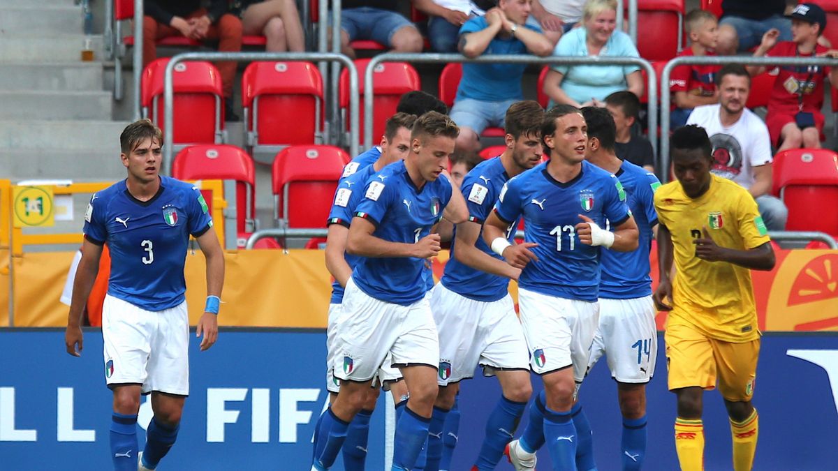 zawodnicy młodzieżowej reprezentacji Włoch cieszą się ze zdobytej bramki podczas ćwierćfinałowego meczu piłkarskich mistrzostw świata do lat 20 z Mali