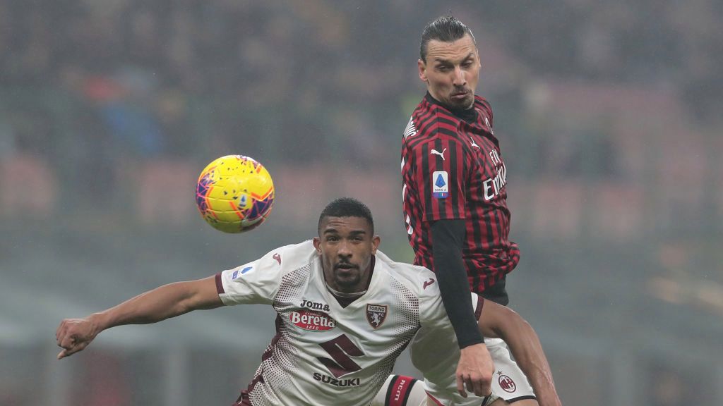 Getty Images / Emilio Andreoli / Na zdjęciu: Zlatan Ibrahimović (z prawej) w walce o piłkę z Bremerem