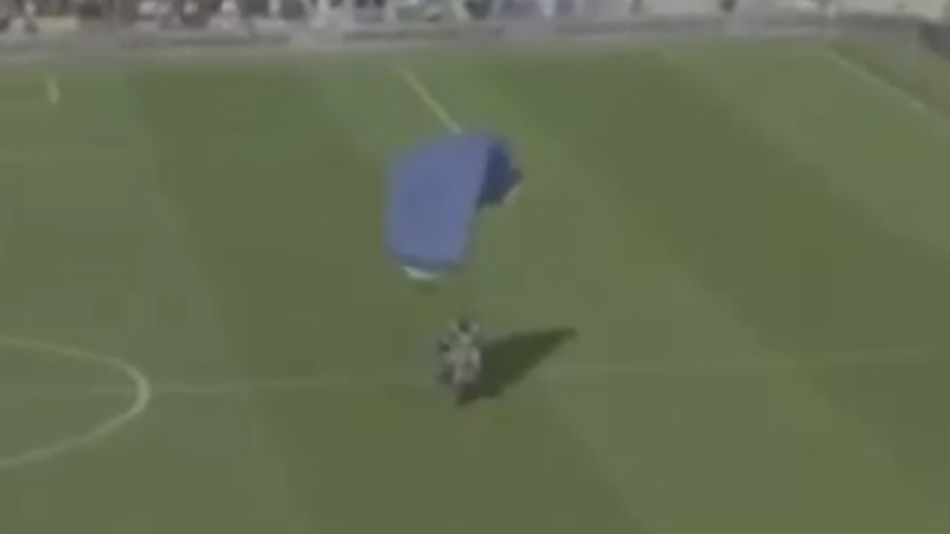 Spadochroniarz na murawie w meczu Interu
