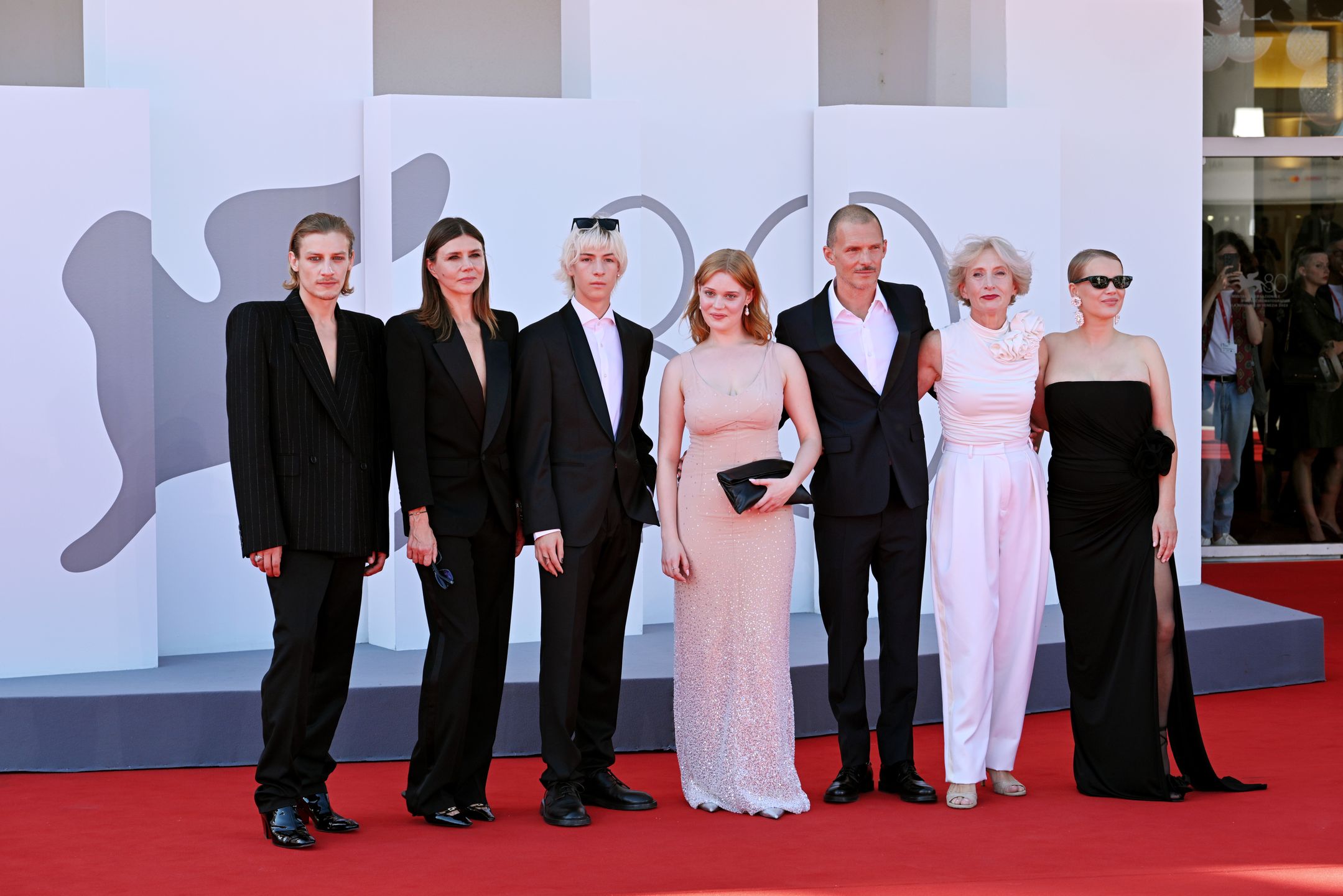 Joanna Kulig odsłania ramiona i nogę na festiwalu w Wenecji