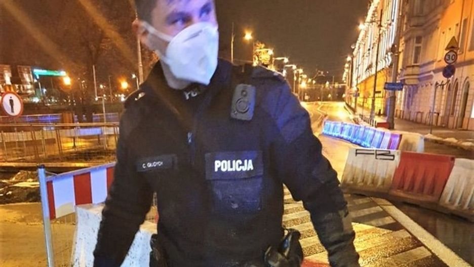 Wrocław. Mężczyzna wpadł do dołu z błotem, prawie się utopił 