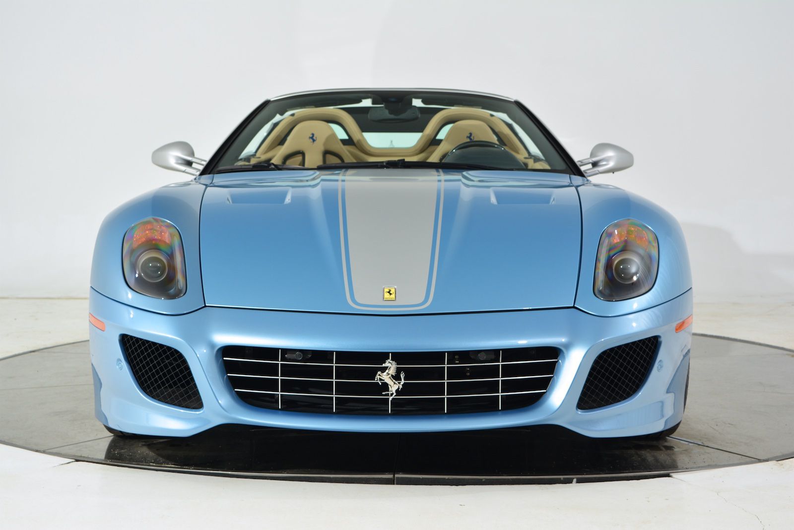 Podczas podróżowania z prędkością 300 km/h przyda się mocniej pochylona przednia szyba i obniżone zawieszenie. Jak przystało na model specjalny, ten także został wyprodukowany w limitowanej serii 80 sztuk. Tym samym, zanim Aperta ujrzała światło dzienne podczas premiery, wszystkie sztuki już sprzedano. Każdą za ledwie 400 tys. euro.