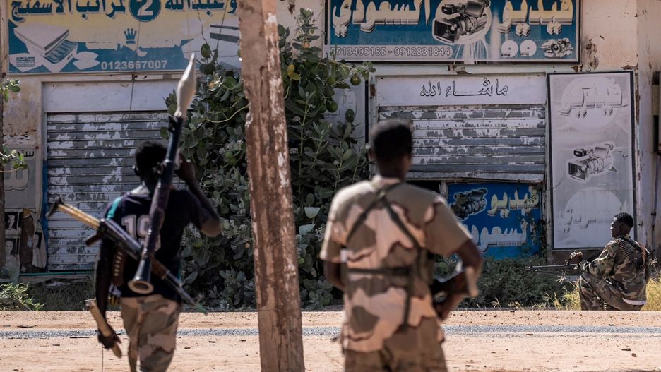 Wojna w Sudanie
Sudanese army soldiers patrol an area in Khartoum North on November 3, 2024. Sudan's war erupted in April 2023 between the regular army led by Burhan and the paramilitary Rapid Support Forces (RSF), led by his former deputy, Mohamed Hamdan Daglo. It has resulted in the deaths of tens of thousands and the displacement of 11 million people, according to the United Nations. (Photo by Amaury Falt-Brown / AFP)
AMAURY FALT-BROWN