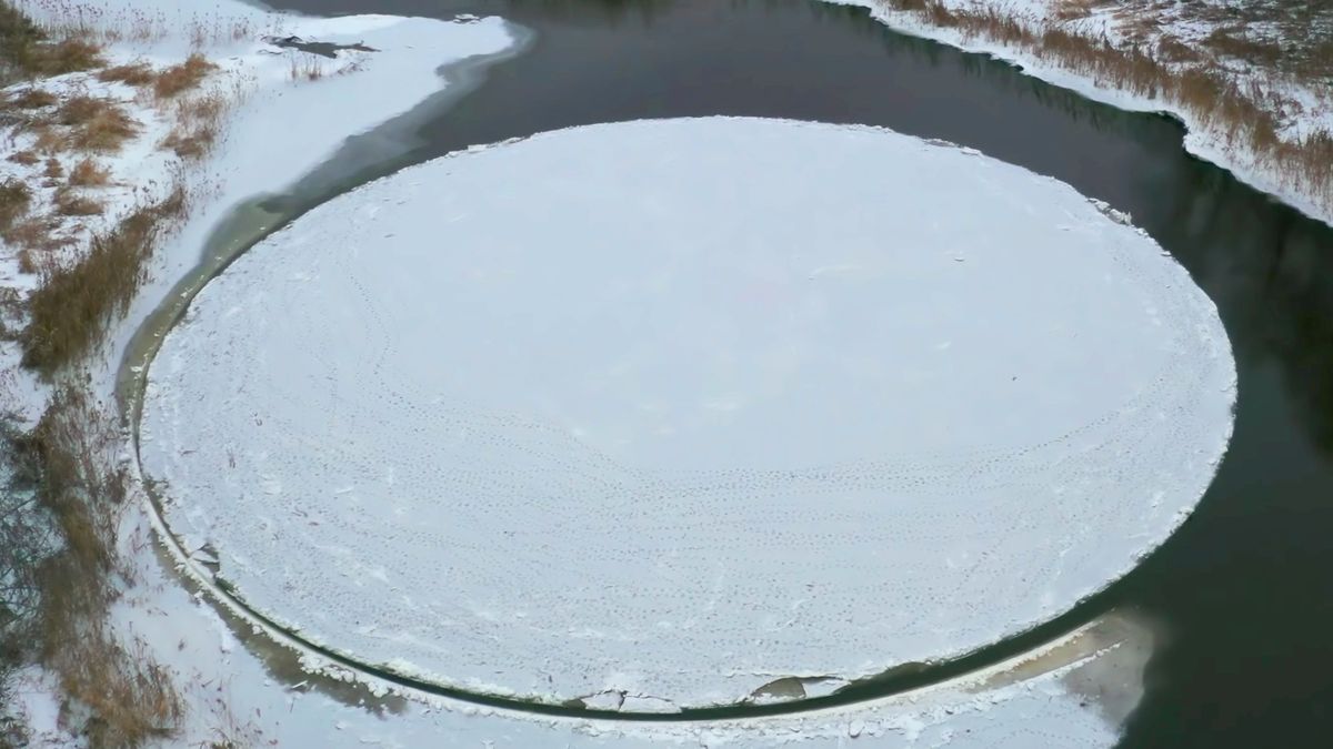 Niesamowity film pokazuje obracający się dysk lodowy na estońskiej rzece 1