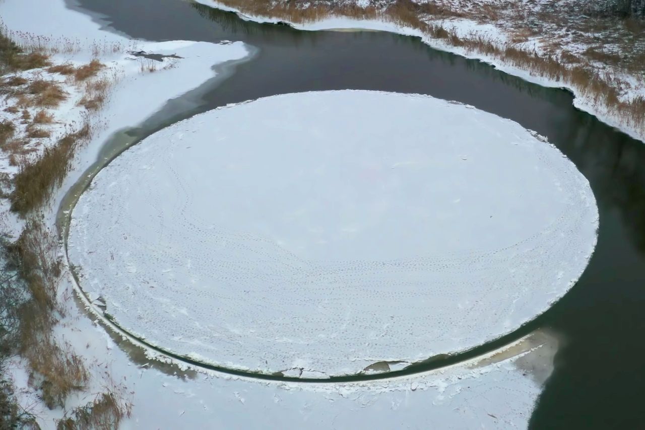 Niesamowity film pokazuje obracający się dysk lodowy na estońskiej rzece