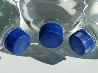 Ministerstwo Środowiska: będą niższe opłaty dla producentów wód butelkowanych