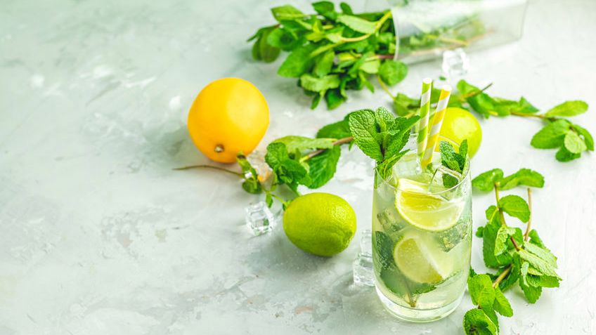 Syrop z mięty to aromatyczny dodatek smakowy do drinków, deserów i lemoniady