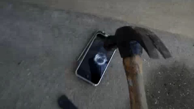 iPhone w starciu z młotkiem (wideo) 1