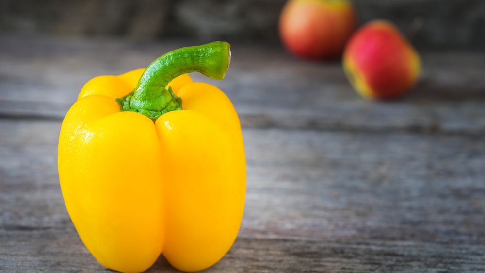 Surowa słodka żółta papryka